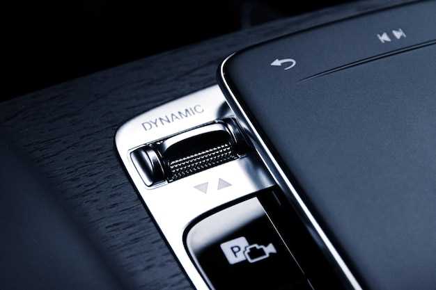 Подключение и настройка внешних устройств: смартфон по Bluetooth для навигационных приложений, USB-интерфейс для обновлений и загрузки карт